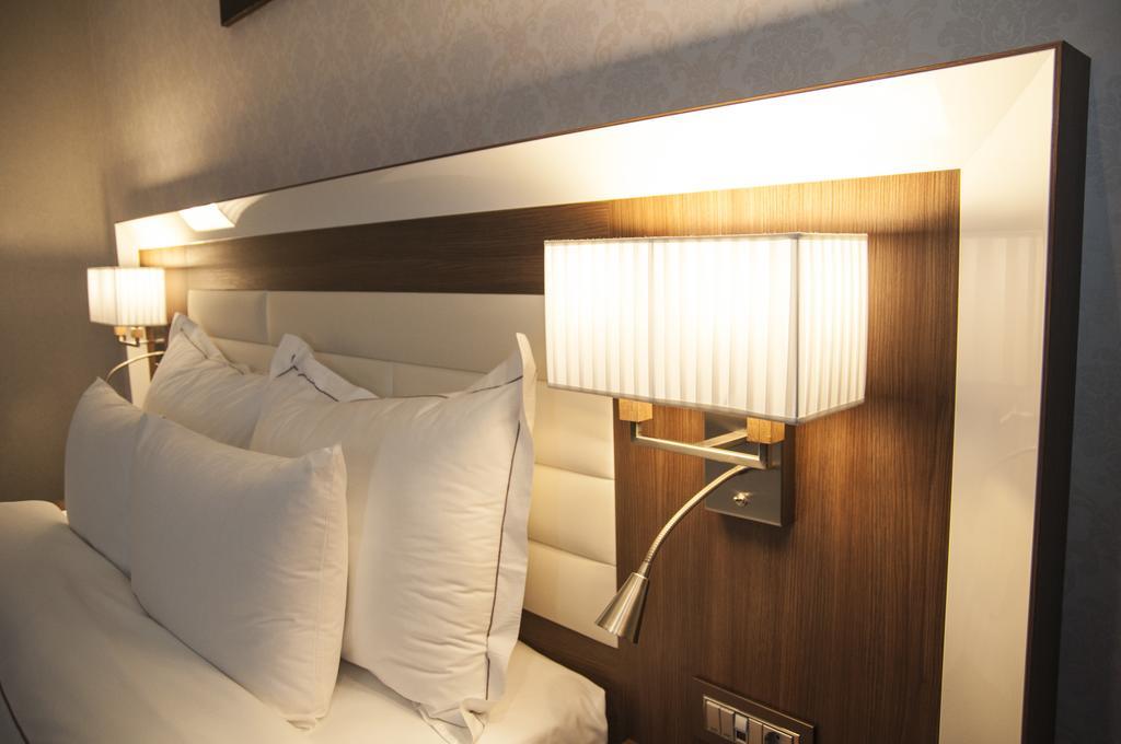 Premier Palace Spa Hotel Bucharest Luaran gambar Wall mounted reading lights