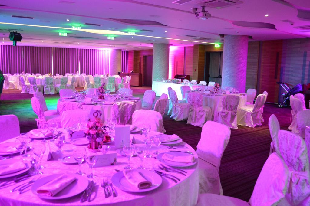 Premier Palace Spa Hotel Bucharest Luaran gambar The ballroom at the Hilton London Heathrow