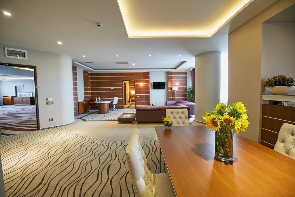 Premier Palace Spa Hotel Bucharest Luaran gambar A suite at the hotel