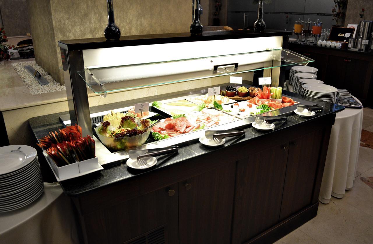 Premier Palace Spa Hotel Bucharest Luaran gambar A salad bar